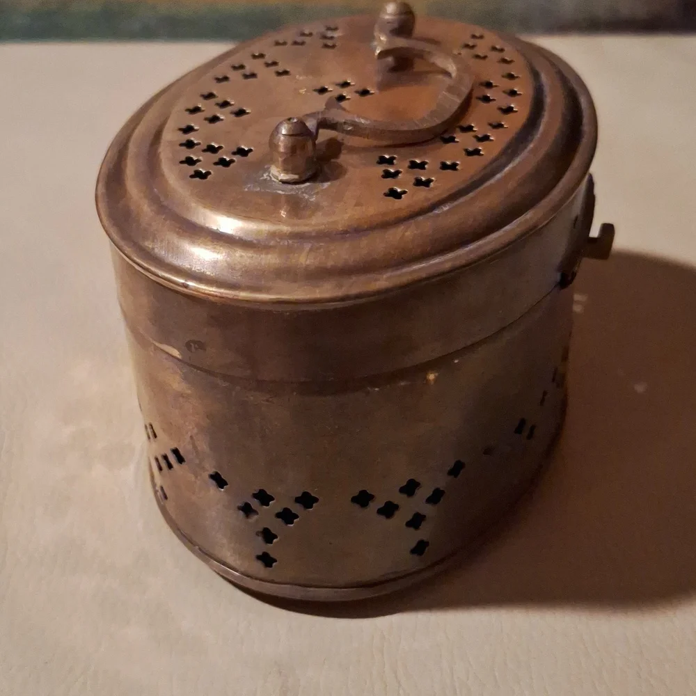 Vintage brass cricket box top handle pierced sides hinged lid decor - Picture 5 of 15
